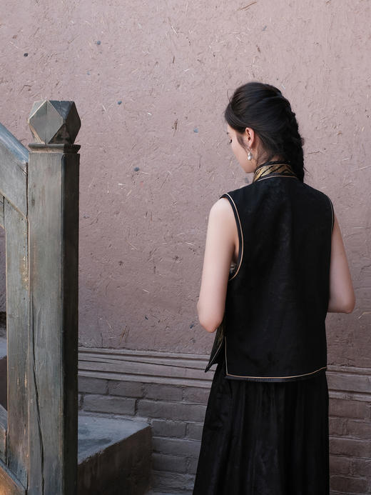 盛唐牡丹盛奢系列|京绣江崖海水纹盘金马夹(特殊商品不退不换) 商品图5