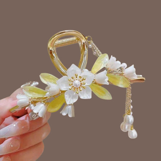 【新款古风流苏精美重工艺鲨鱼夹】铃兰花流苏盘发抓夹发饰，盘发金属花朵鲨鱼抓夹，款式多用后脑勺古风发夹子女发卡夏季花朵鲨鱼夹头QQ 商品图5