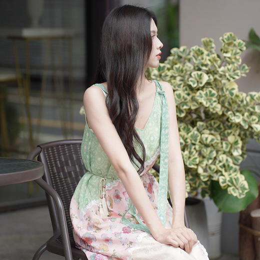 两三事梵高文艺弥花栖梦2024夏新款复古蕾丝拼接印花布无袖连衣裙 商品图4