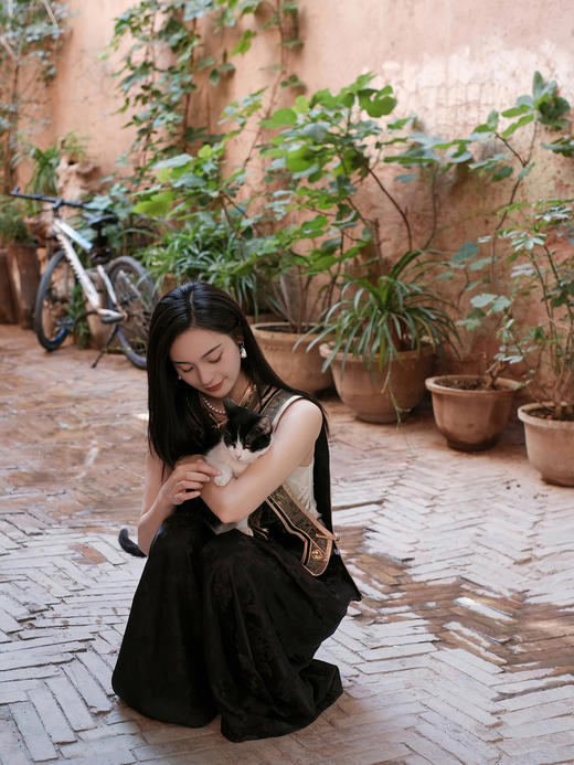 盛唐牡丹盛奢系列| 织金老缎孔雀纹琵琶襟如意头马夹(特殊商品不退不换) 商品图5