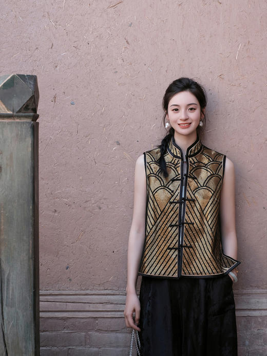 盛唐牡丹盛奢系列|京绣江崖海水纹盘金马夹(特殊商品不退不换) 商品图1