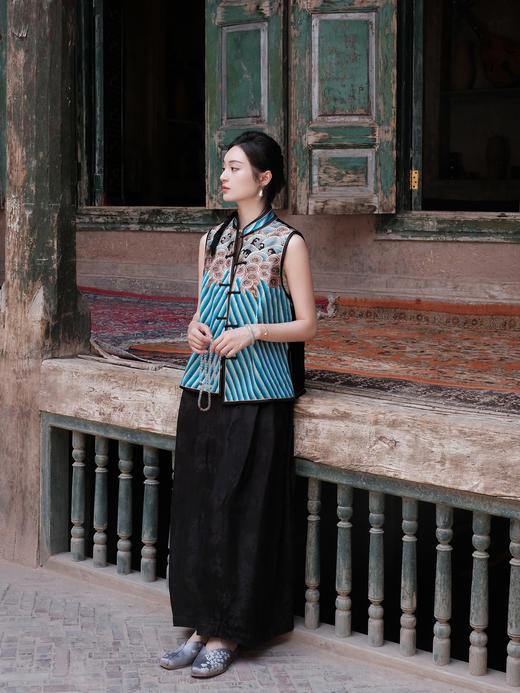 盛唐牡丹盛奢系列|老绣片江崖海水纹马夹(特殊商品不退不换) 商品图1