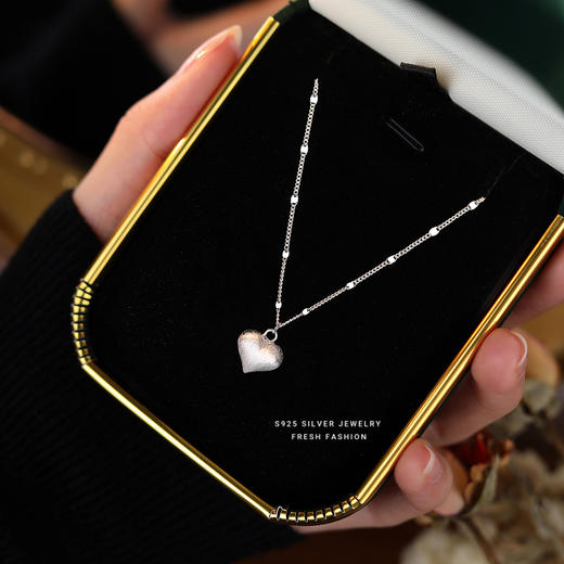 【轻奢s925纯银拉丝爱心项链】简约小众爱心项链吊坠女，细腻银质提升质感日常穿搭佩戴舒适，轻奢高级心形百搭锁骨链生日礼物送姐妹送闺蜜QQ手工饰品新年礼盒年货礼盒情人节 商品图1