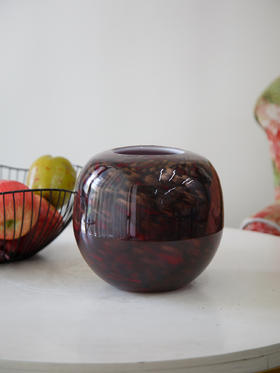 红棕色彩色花瓶