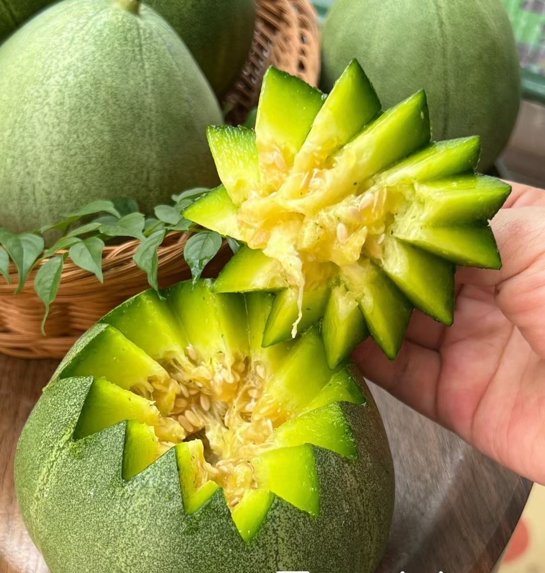 9.9元3斤当季绿宝石甜瓜