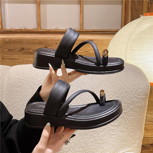 【夏季时尚厚底套趾拖鞋】套趾拖鞋女夏季外穿2025新款，防撞鞋头耐磨鞋底，时尚厚底法式配裙子休闲夹脚沙滩凉拖QQ 商品图1