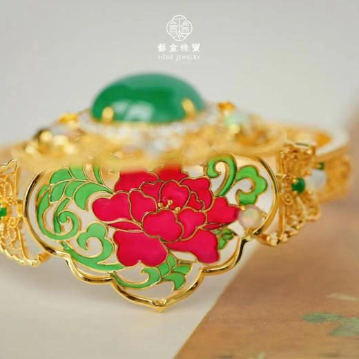 龢盒原创 步步生香·人间富贵花 辣绿翡翠大蛋面牡丹香囊手镯 商品图3