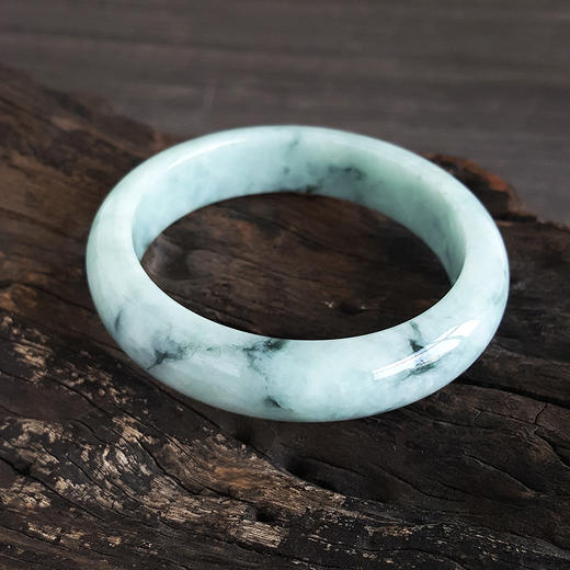 【天然正品】天然无杂裂细豆种绿底飘花55号翡翠手镯现售价：880！特价 310524NJ29 商品图1