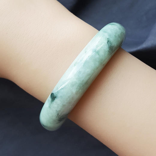 【天然正品】天然无杂裂细豆种绿底飘花55号翡翠手镯现售价：880！特价 310524NJ29 商品图5