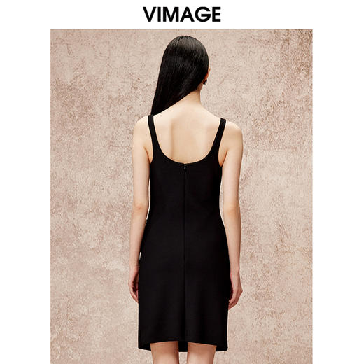 VIMAGE纬漫纪时尚露背基础款简约方领宽吊带黑色连衣裙秋新款V2207806 商品图4