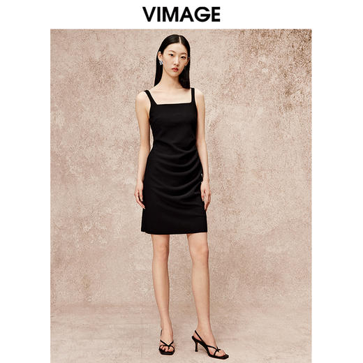 VIMAGE纬漫纪时尚露背基础款简约方领宽吊带黑色连衣裙秋新款V2207806 商品图1