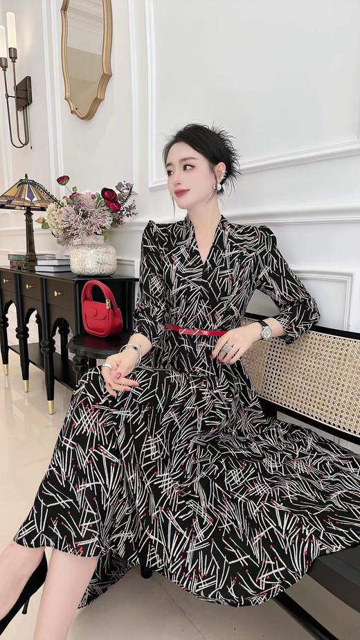 HJ1S67_胭脂色_连衣裙_秋冬_复古西装领 V 领线条印花收腰腰带_高级女装_BERNIEELEN 伯妮斯茵 商品图4