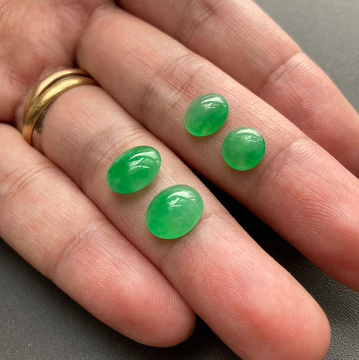 冰种阳绿翡翠蛋面 商品图3