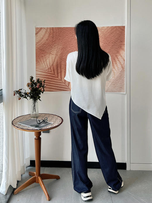 【 醋酸小衫&仿牛仔长裤】宽松版醋酸不规则小衫 上身有冰凉感 包容性强 水洗牛仔休闲直筒裤版型优秀 修饰腿型显腿长 上身秒变笔直长腿~ 湖州仓 商品图2