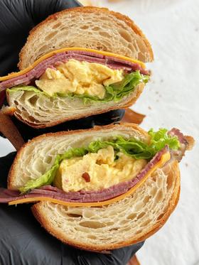 帕斯雀牛肉可颂·三明治