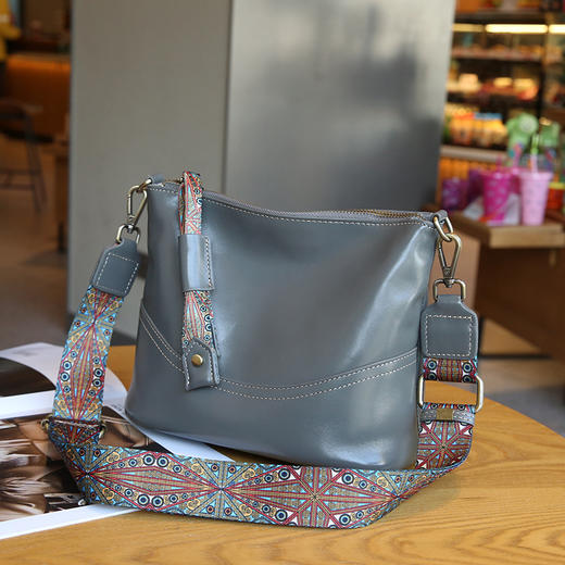 【时髦出街利器，实力颜值担当！】纯牛皮大容量腋下单肩水桶包 女款百搭 2024高级感 牛皮拉链竖款斜挎包-QQ 商品图9