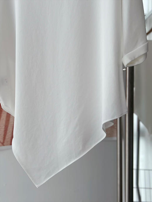 【 醋酸小衫&仿牛仔长裤】宽松版醋酸不规则小衫 上身有冰凉感 包容性强 水洗牛仔休闲直筒裤版型优秀 修饰腿型显腿长 上身秒变笔直长腿~ 湖州仓 商品图5