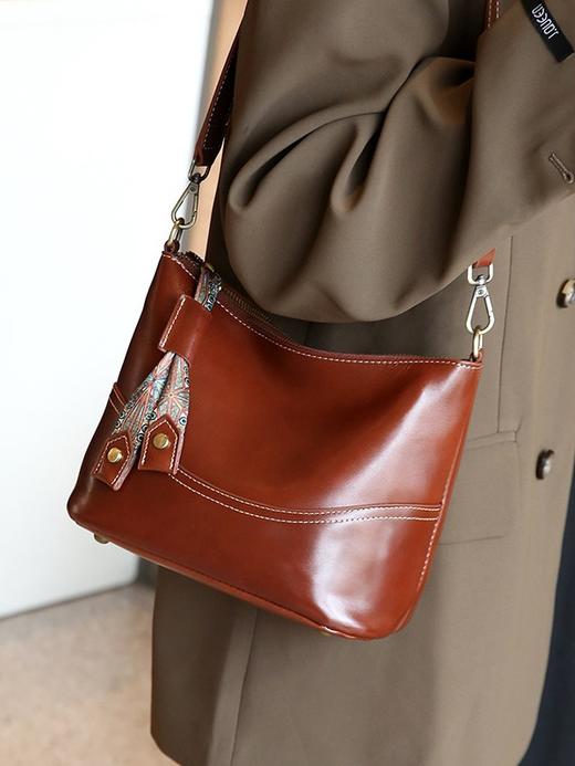 【时髦出街利器，实力颜值担当！】纯牛皮大容量腋下单肩水桶包 女款百搭 2024高级感 牛皮拉链竖款斜挎包-QQ 商品图0