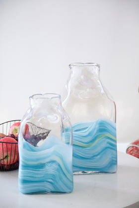 蓝色七彩珠光花瓶