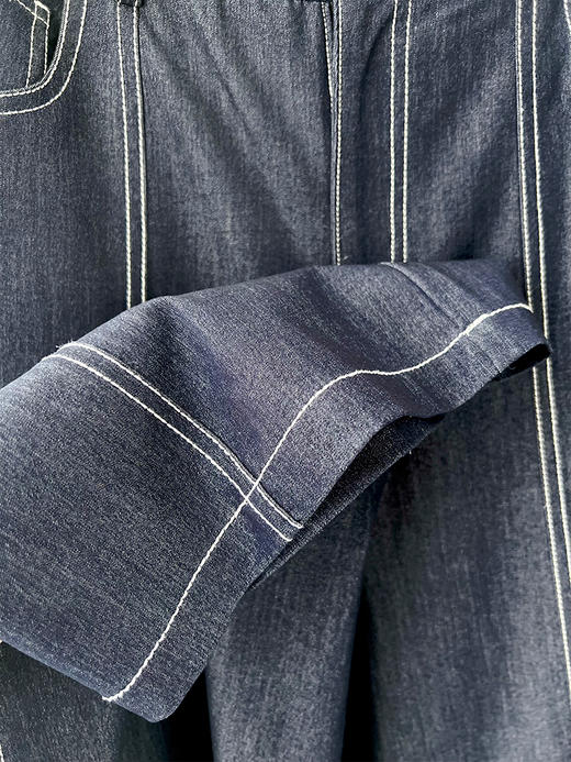 【 醋酸小衫&仿牛仔长裤】宽松版醋酸不规则小衫 上身有冰凉感 包容性强 水洗牛仔休闲直筒裤版型优秀 修饰腿型显腿长 上身秒变笔直长腿~ 湖州仓 商品图4