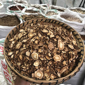 前胡 质软，香气浓郁，有黄棕色油点中药材