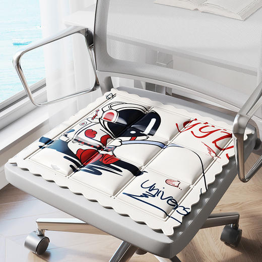 【久坐不闷 透气冰垫】夏季肤感冰冰凉坐垫，多场景适用。家庭、办公室、学生、司机、家宠都适合使用。久坐不闷，持久清凉，真芯的凉爽，解决夏日热天不舒适问题！ 商品图3