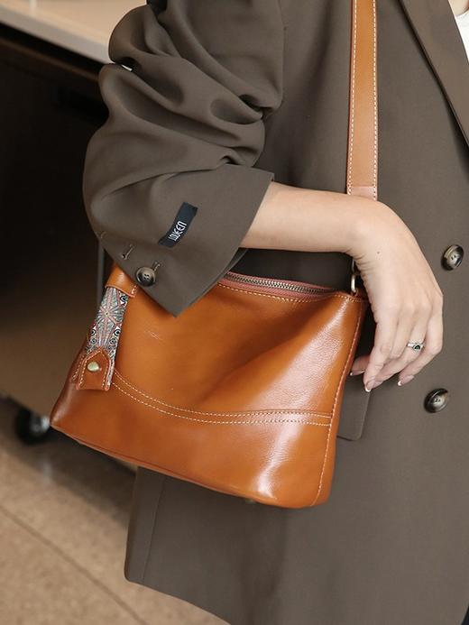 【时髦出街利器，实力颜值担当！】纯牛皮大容量腋下单肩水桶包 女款百搭 2024高级感 牛皮拉链竖款斜挎包-QQ 商品图2