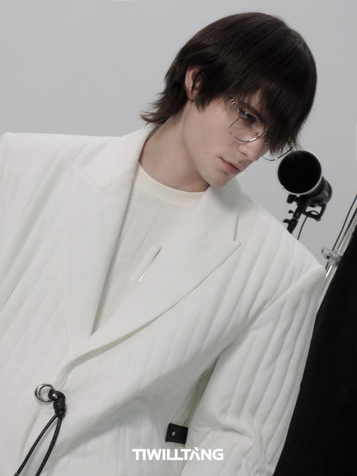 TIWILLTANG启世录“域径衍迹”宽肩高级感绗棉枪驳领休闲西装外套 商品图3