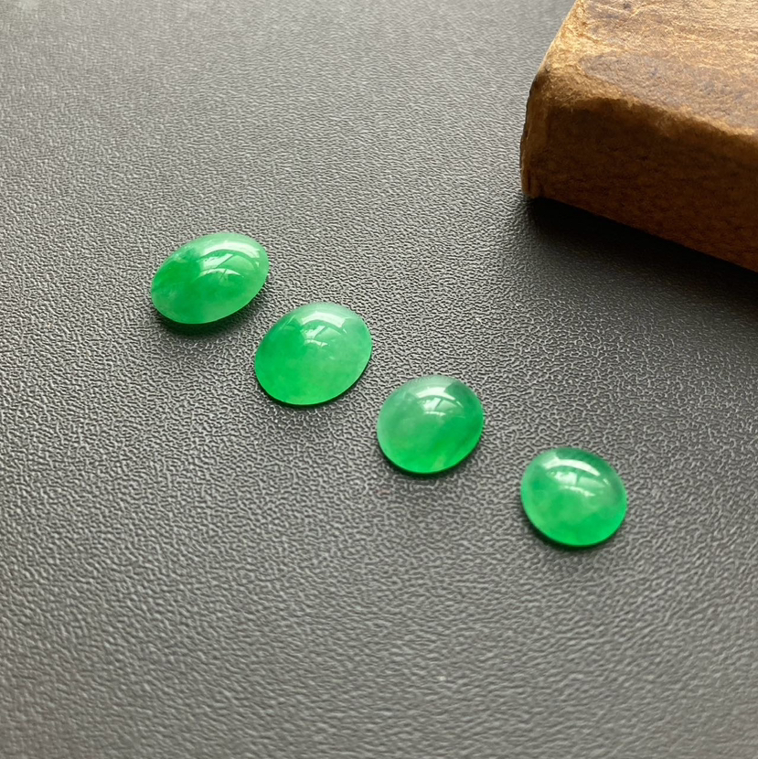 冰种阳绿翡翠蛋面