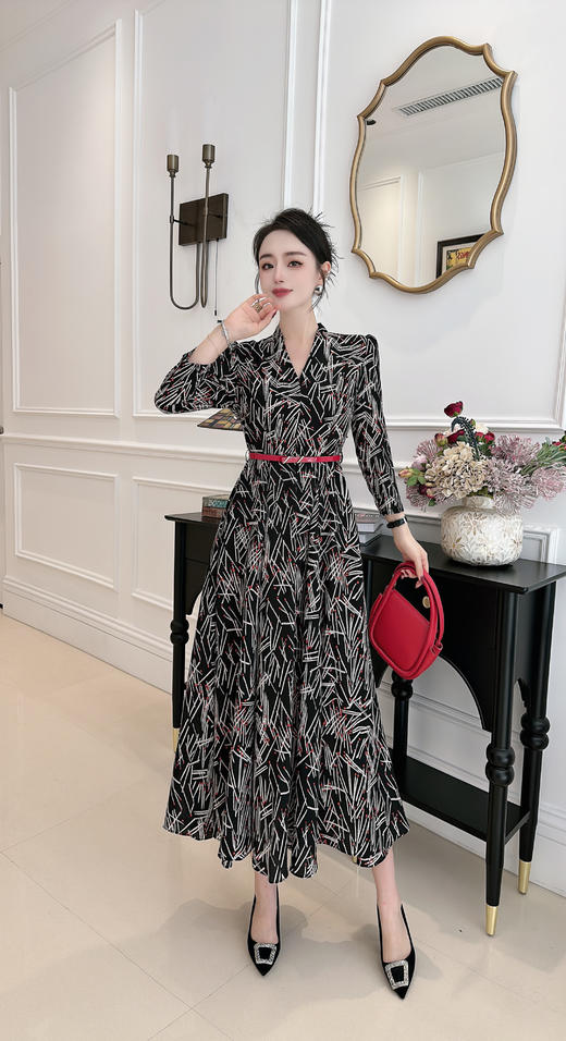 HJ1S67_胭脂色_连衣裙_秋冬_复古西装领 V 领线条印花收腰腰带_高级女装_BERNIEELEN 伯妮斯茵 商品图0