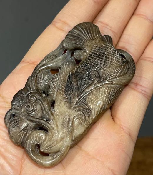 褐黑沁白玉镂雕鳜鱼把玩件，顺丰包邮 商品图3