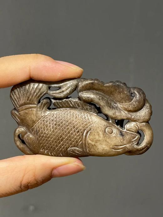 褐黑沁白玉镂雕鳜鱼把玩件，顺丰包邮 商品图10