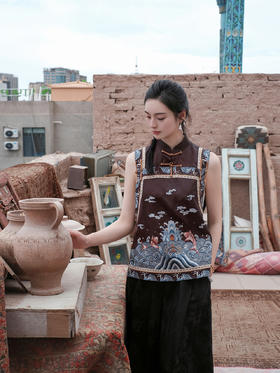 盛唐牡丹盛奢系列| 限量款| 高货-红云纱重缎鲤鱼跃龙门马甲(特殊商品不退不换)