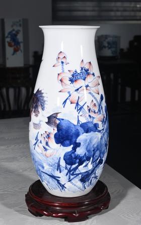 青花点彩年年有余瓶