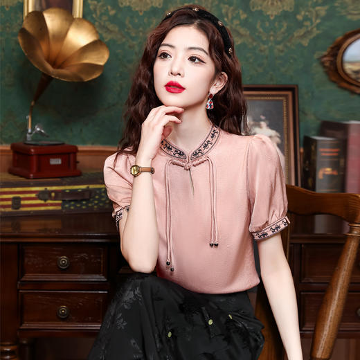 A2536 2024新中式国风立领刺绣衬衫女夏装新款设计感短袖别致盘扣上衣 商品图1