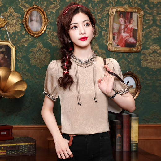 A2536 2024新中式国风立领刺绣衬衫女夏装新款设计感短袖别致盘扣上衣 商品图3