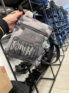 HUGO BOSS/胡戈波士 男士联名款迷彩圆点拉链休闲拎包斜跨包