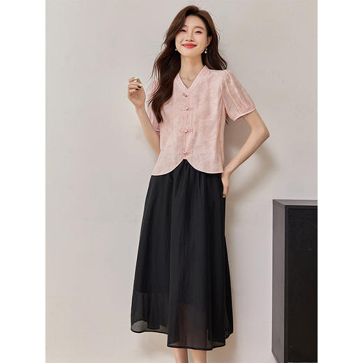 【五折购】熙世界新中式V领盘扣衬衣天丝半身裙两件套2025夏新款国风套装 商品图1