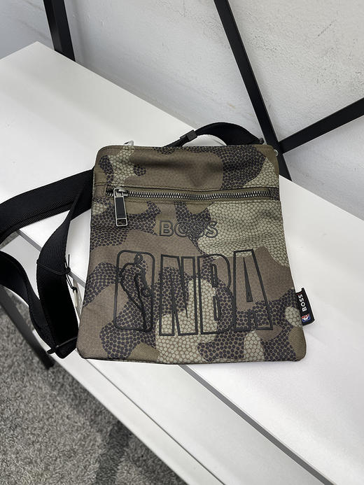 HUGO BOSS/胡戈波士 男士联名款迷彩圆点拉链休闲拎包斜跨包 商品图1