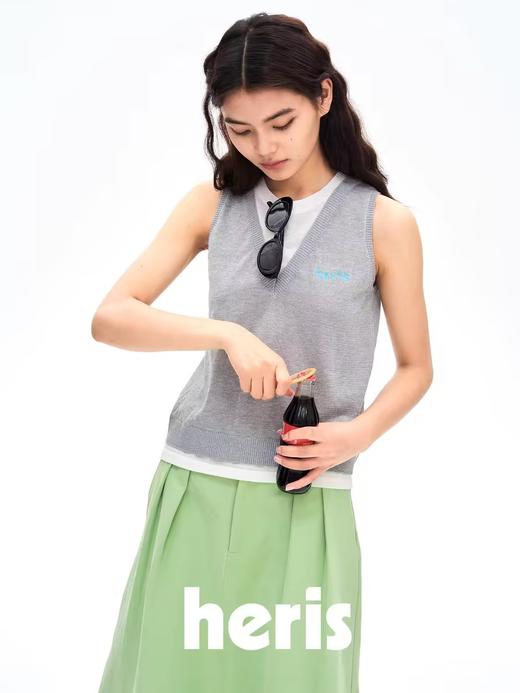heris/H42122/灰白色假两件设计 亚麻混纺凉感纱线 V领叠穿针织马甲 商品图0