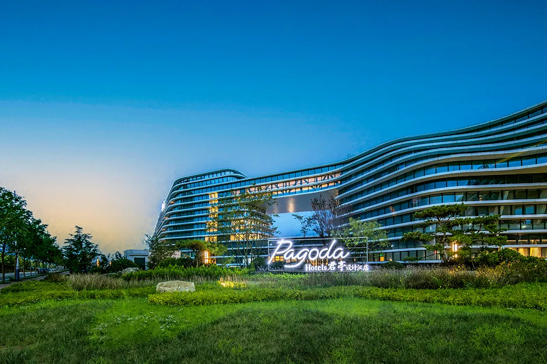 ★周末不加价★￥599起/2间夜，入住【青岛西海岸Pagoda君亭设计酒店】享豪华房，含早餐，海滨骑行1小时！另有单晚含下午茶、正餐套餐可选！有效期至2025年12月31日