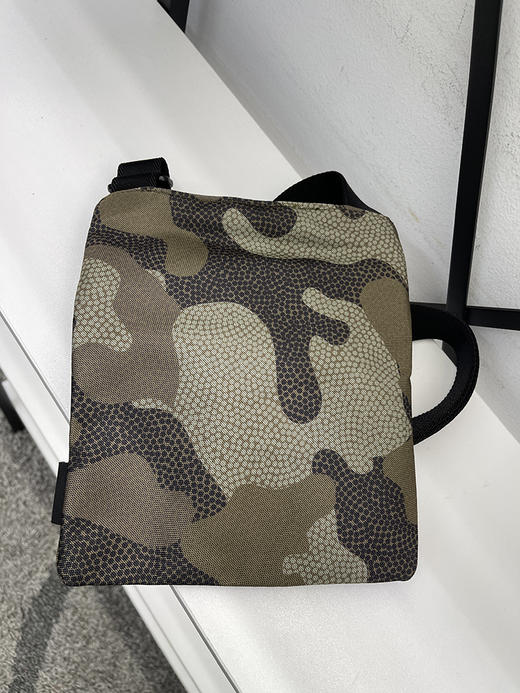 HUGO BOSS/胡戈波士 男士联名款迷彩圆点拉链休闲拎包斜跨包 商品图2