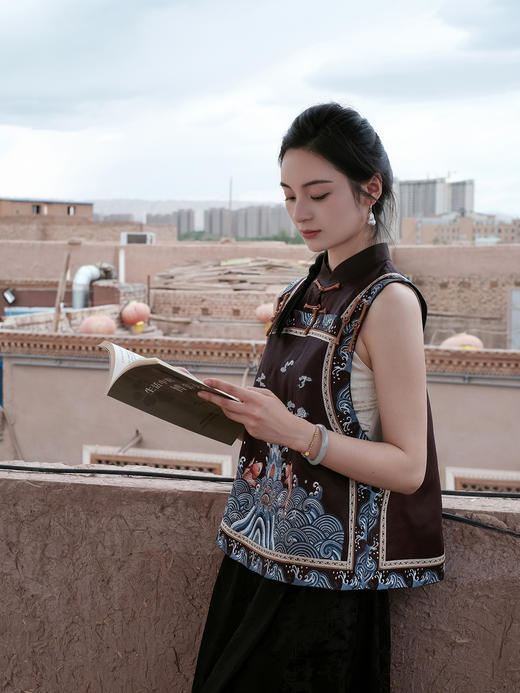 盛唐牡丹盛奢系列| 限量款| 高货-红云纱重缎鲤鱼跃龙门马甲(特殊商品不退不换) 商品图1