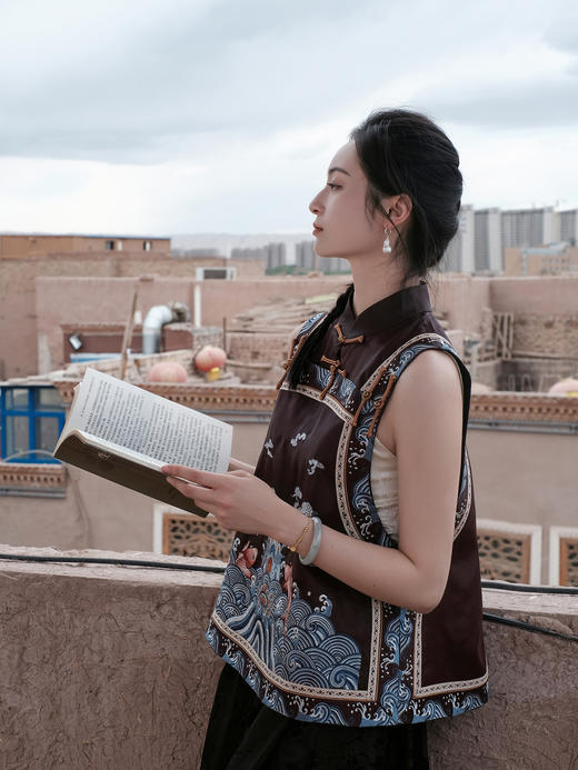 盛唐牡丹盛奢系列| 限量款| 高货-红云纱重缎鲤鱼跃龙门马甲(特殊商品不退不换) 商品图2