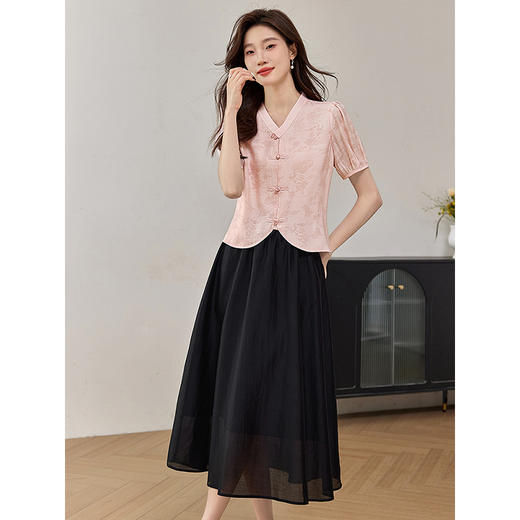 【五折购】熙世界新中式盘扣衬衫短袖2025夏季新款高级感复古国风V领上衣 商品图1