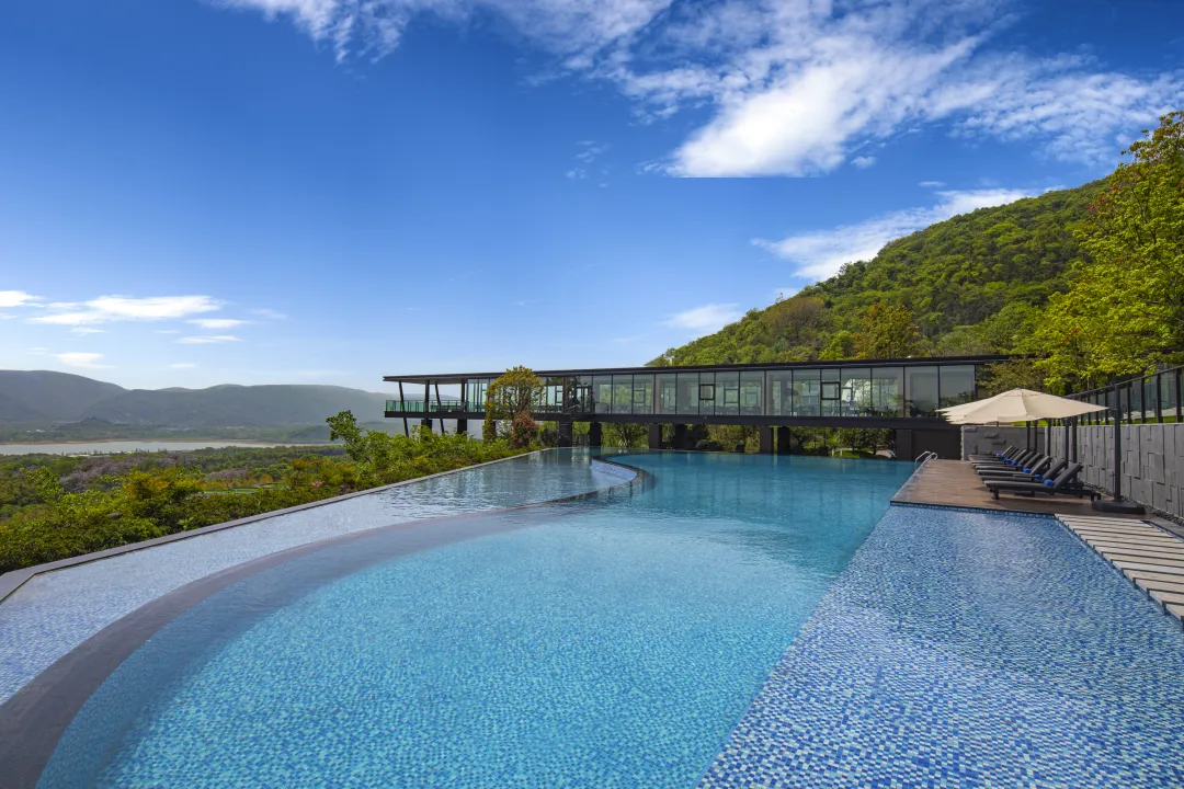 ★周末不加价★ ¥999起/2间夜，宜兴野奢度假天堂【宜兴揽云谷酒店】，躲进80万㎡山野，宿列车房畅快吸氧，畅游无边泳池，另有悬崖房/多居别墅套餐可选！有效期至2026年3月31日