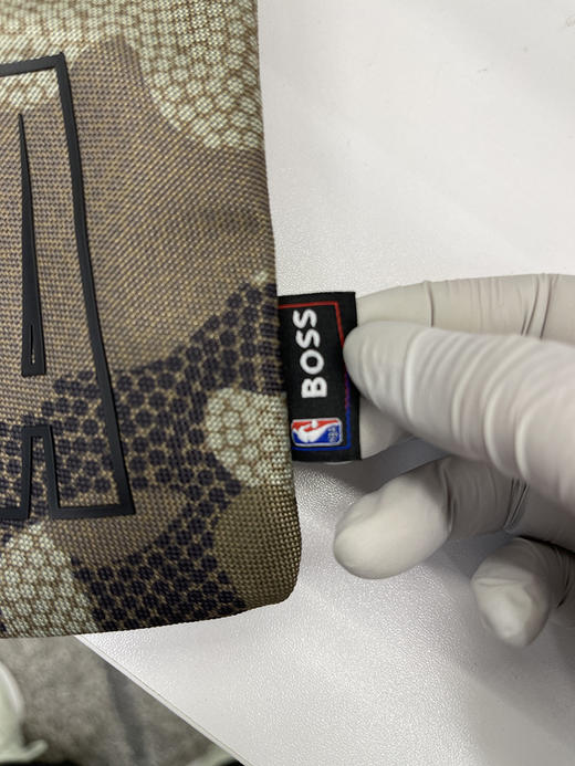 HUGO BOSS/胡戈波士 男士联名款迷彩圆点拉链休闲拎包斜跨包 商品图4