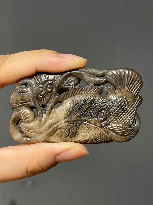 褐黑沁白玉镂雕鳜鱼把玩件，顺丰包邮 商品图7