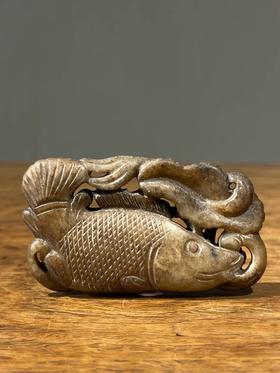 褐黑沁白玉镂雕鳜鱼把玩件，顺丰包邮