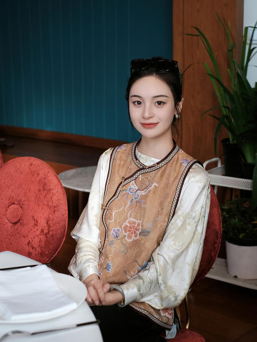 盛唐牡丹盛奢系列| 限量款| 高货-高货-手绣全打籽蝶恋花花瓣马甲-棕色(特殊商品不退不换) 商品图4